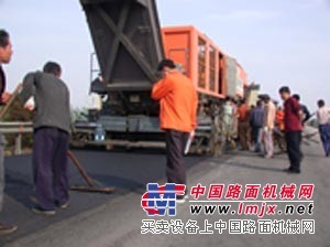 供应沥青路面红外线再生铺摊加热墙