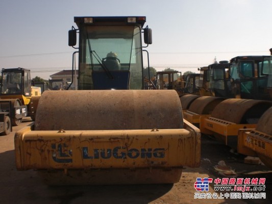 供應(yīng)二手鐵三輪壓路機(jī)價格@江蘇二手壓路機(jī)市場供18/21型