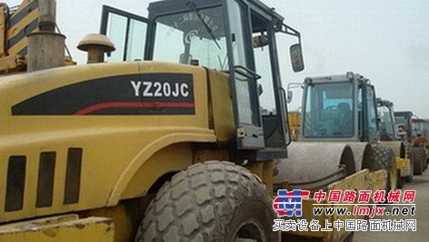 新疆二手壓路機市場(╯▽╰)二手20噸震動壓路機價格