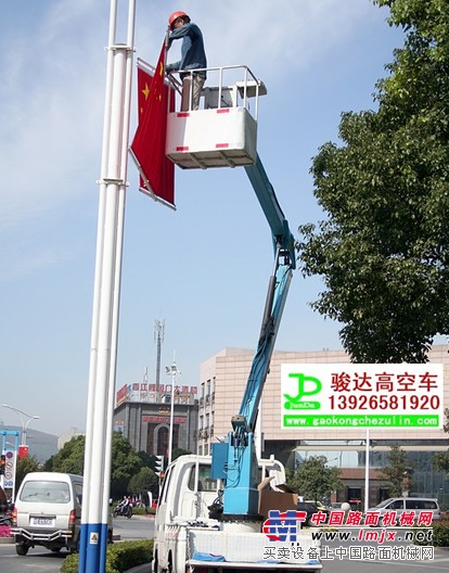 骏达高空车租赁公司路灯上挂红旗的现场图片