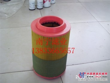 南宁滤清器厂供应曼牌c261100空气滤芯。