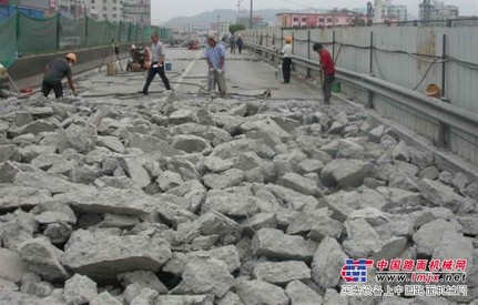 桥墩公路路面混凝土拆除