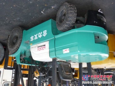 我公司低价转让3吨，5吨全新合力叉车