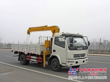东风多利卡随车起重运输车