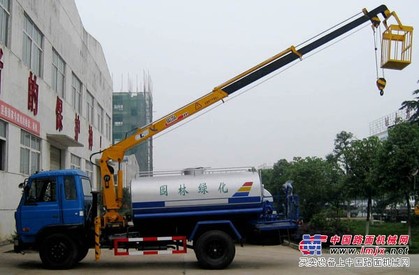 随车吊洒水车