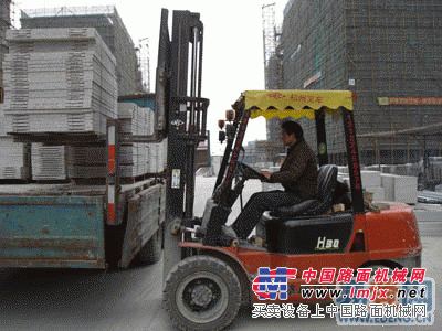 上海嘉定區合力叉車出租-叉車搬廠-設備移位-叉車裝卸