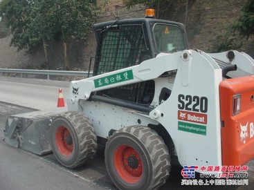 山猫滑移装载机S220型
