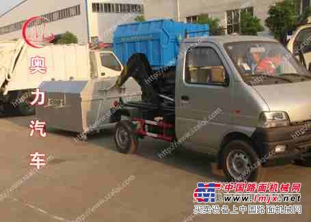 东风140尖头摆臂式垃圾车(一车配多斗)