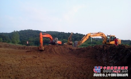 出租全新挖掘机承接基坑开槽等13842044888