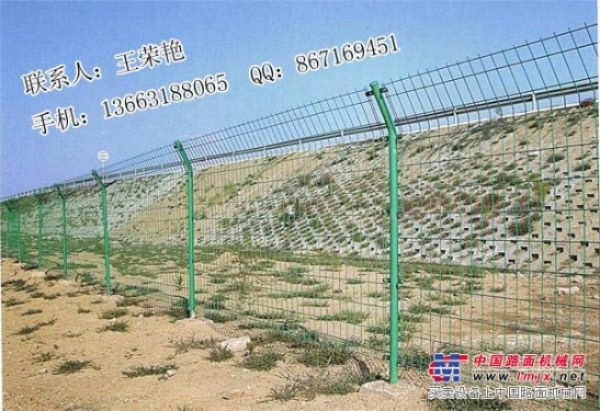 供应河北省双边丝护栏网,道路围栏价格，批发销售场地围栏