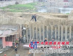 提供江蘇射陽小鬆400打樁機租賃·基坑圍護·水泥樁打拔