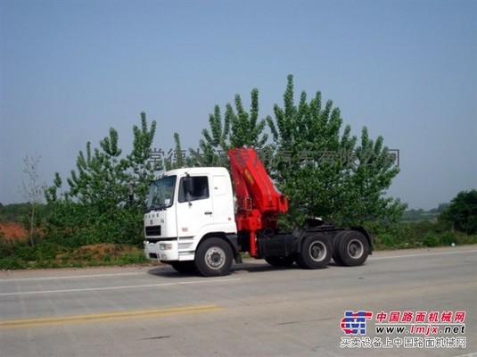 隨車起重運輸車,大漢20噸折臂吊機