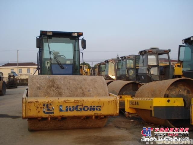 低价急转二手徐工18T振动压路机