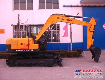 小型挖掘机