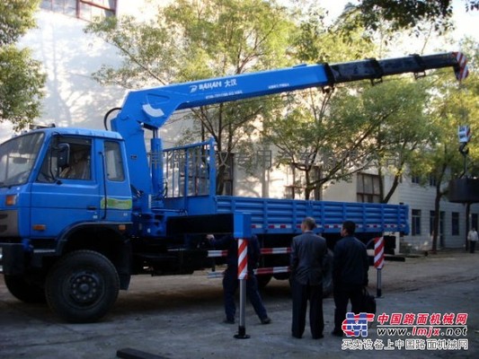 大漢飛濤隨車起重運(yùn)輸車,十噸四節(jié)隨車吊廠家直銷