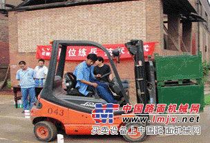 上海南匯區叉車出租-設備上下樓吊裝-惠南鎮汽車吊出租