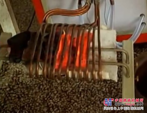 高频感应加热设备、高频热处理设备
