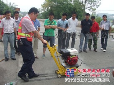 小型铣刨机