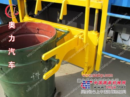 东风145侧装挂桶压缩式垃圾车挂桶操作
