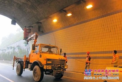广州高空车，专业路灯挂灯笼，挂旗帜，设备检修车出租