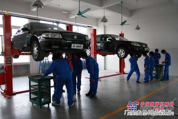 廣州正規的汽車維修學校招生 廣州白雲工商技師學院