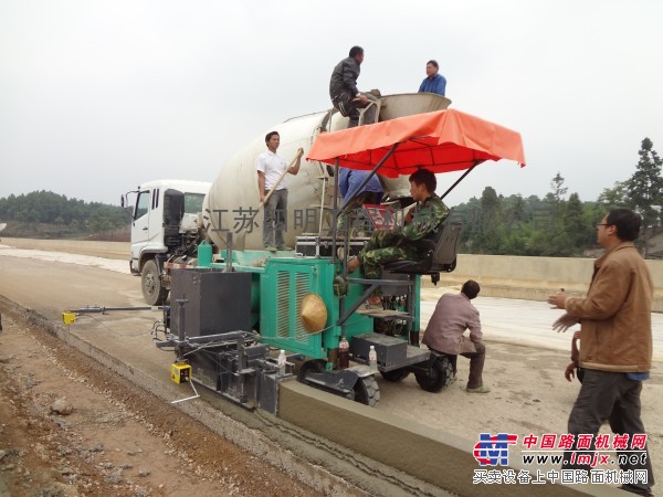多功能自行式SMC-523型单履带滑模摊铺机