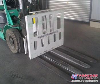 专业生产销售夹抱车\四叉式\圆杆式\冶炼式推出器\叉车夹具