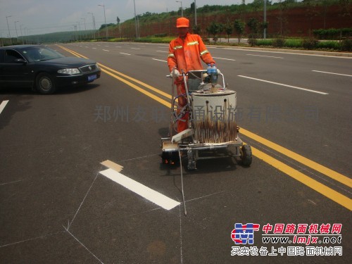 供应道路划线机 河南划线机 停车场标线 手推热熔标线机