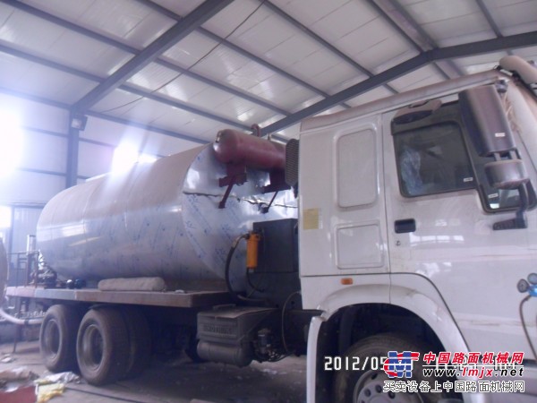 菏泽路达12吨智能型沥青洒布车，质优价廉，操作方便。
