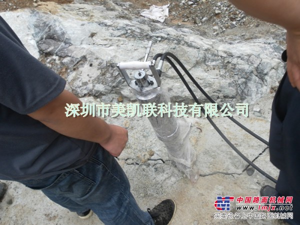 取代二次爆破手工解体的设备分裂机
