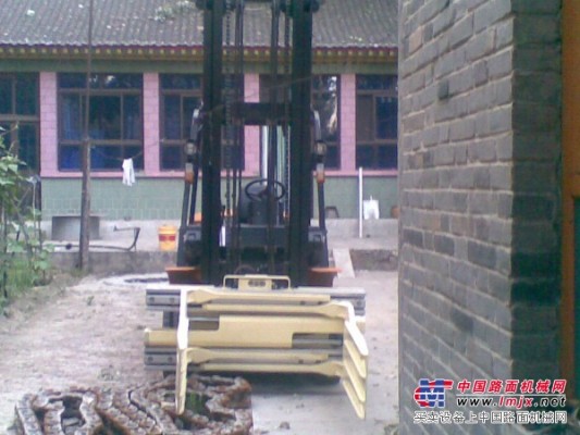 杭州4.5噸抱夾叉車門架升高4.5米