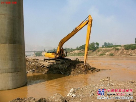 江苏徐州加长臂挖掘机出租18-25米长臂