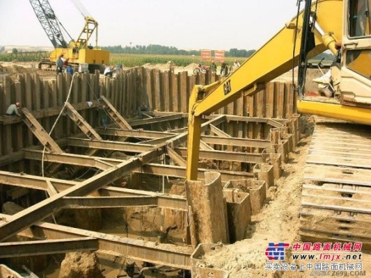 上海浦東全新小鬆300加長臂挖掘機出租提供河道清理