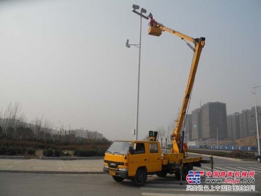 鄭州出租路燈維修車，鄭州出租高空作業(yè)車，出租升降車