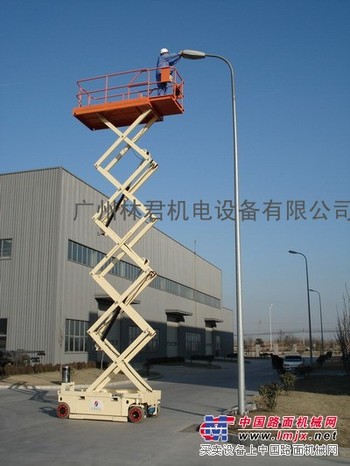 供应8米自行剪叉式高空作业平台，载重250kg，全自动