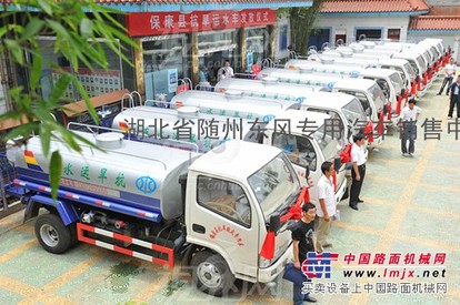 批量生产的5吨 抗旱运水车顺利交付保康县使用