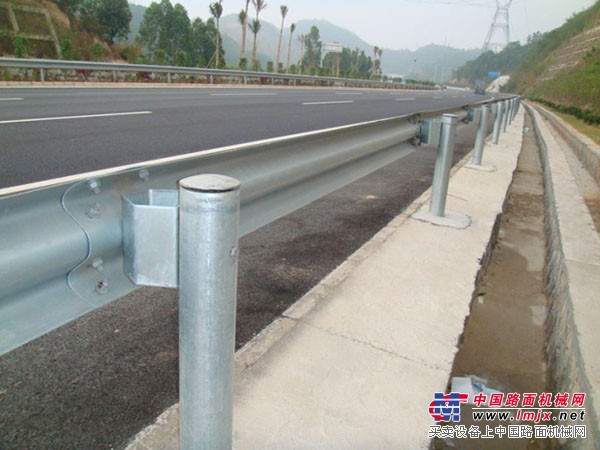 高速公路波形梁钢护栏、立柱，防阻块，柱帽，托架，螺栓，端头。