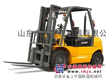龙工内燃叉车泰安专卖，龙工叉车坐拥大空间，服务更好