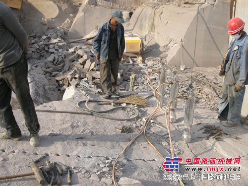 岩石与混凝土破拆专家--液压襞石机