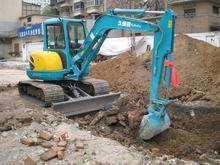 出租大中小型挖掘機，承接各種土石方工程