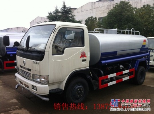 江西九江绿化洒水车哪里有卖的,5吨10吨洒水车厂家低价直销。