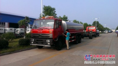安远县厂家直销东风多利卡洒水车,6吨洒水车