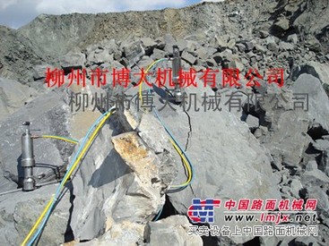 替代爆破效率的矿山开采设备破石机