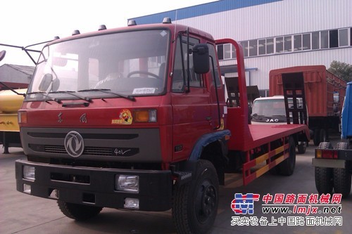 供应东风145平板车惠州哪里有13吨挖机运输车
