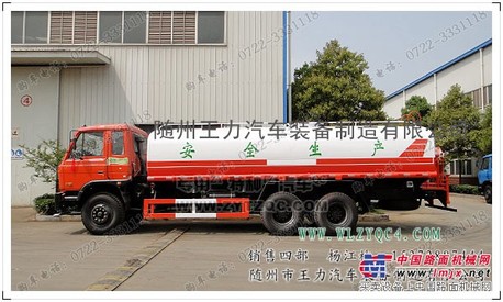 东风后八轮洒水车