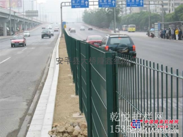 浸塑护栏网网上报价 喷塑护栏网 涂塑护栏网 乾悦护栏网公司 