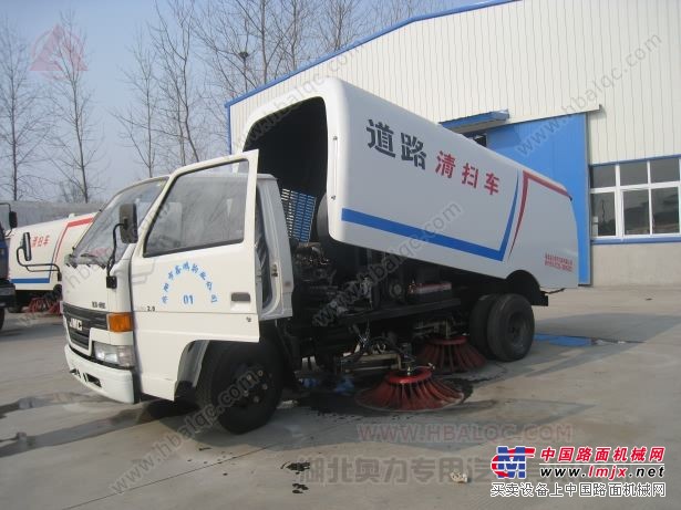 江铃小型扫路车