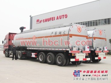 湖北成龙威厂家专业改装半挂运油车www.hbclw.com