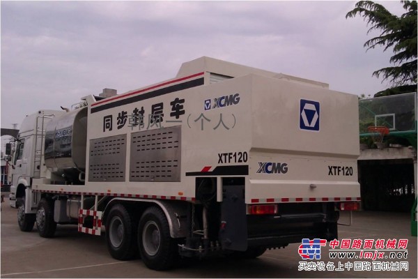 同步碎石封层车
