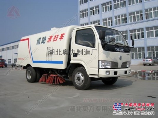 东风福瑞卡小型清扫车 77.5马力副发动机 小型扫路车